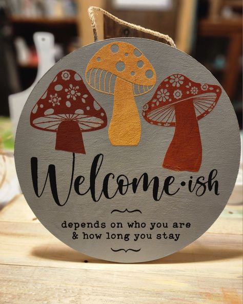 I used two different transfers to create this cute sign/door hanger. I painted the wood round (purchased from Walmart) gray then used black chalk paste for the words and peach, saucy and rust chalk paste colors for the mushrooms. Mushroom Door Hanger, Mushroom Circle, Welcome Door Sign, Welcome Door Signs, 3d Ideas, Apartment Diy, Wooden Home, Cute Signs, Welcome Door