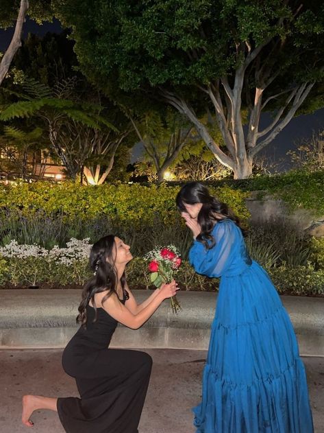 Prom Girls Friends, Prom Ig Pics, Fun Prom Poses For Friends, Prom Pictures Girlfriends, Photo Ideas For Prom, Prom Pics Individual, Prom Pictures For Friends, Prom Date Poses Friends, Prom Inspo Pics With Friends