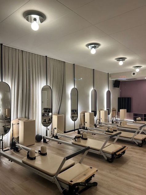 Pilates Studio Aesthetic, Pilates Studio Design Interiors, Reformer Studio, Pilates Yoga Studio, Pilates Room, Pilates Workout Clothes, Pilates Outfits, Go Viral On Tiktok, Spa Studio