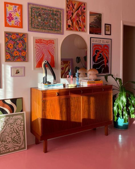 Post Modern Design Interior, 70s Aesthetic Home Office, Modern Quirky Living Room, Post Modernism Interior Design, 70s Style Office, 70s Style Apartment, Blue 70s Aesthetic, Pink 70s Aesthetic, 60s Home Aesthetic