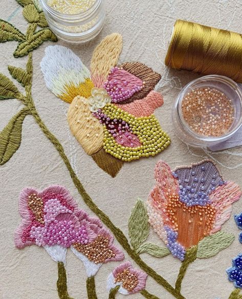 Hand Beaded Embroidery, Bead Embroidery Tutorial, Hand Embroidery Patterns Flowers, Bead Embroidery Patterns, Hand Work Embroidery, Embroidery Motifs, Handwork Embroidery Design, Bead Embroidery Jewelry, Hand Embroidery Design Patterns