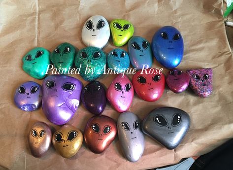 Aliens Painted Rocks Space Rock Painting, Alien Painted Rocks, Alien Rock Painting, Kid Rocks, Mud Kitchen For Kids, Market Day Ideas, Rock Hunting, Rock Painting Patterns, Pet Rocks