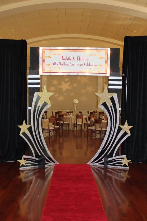 Hollywood Themed Party, Deco Cinema, Hollywood Party Decorations, Red Carpet Theme, Theme Carnaval, Bollywood Theme, Hollywood Party Theme, Oscar Night, Red Carpet Party