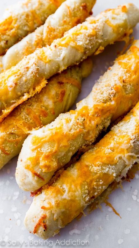 Cheesy Garlic Breadsticks, Savoury Bread, Homemade Breadsticks, Cheese Bread Sticks, Cozy Food, Sallys Baking, Cheesy Breadsticks, Bread Sticks Recipe, Garlic Breadsticks