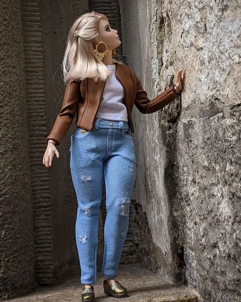 Barbie Jeans, Make Outfits, Barbie Hairstyle, Clothes For Dolls, Custom Barbie, Diy Barbie Clothes, Barbie Fashionista Dolls, Curvy Barbie, Barbie Hair