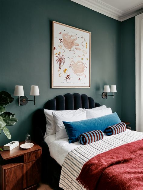 Designer Guest Bedroom, Beautiful Bedside Tables, Design Hall, Casa Clean, Living Room Mantel, London Apartment, Soho House, Bedroom Decorating, Living Wall