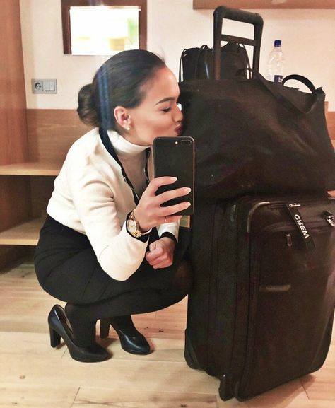 Flight Attendant Packing, Become A Flight Attendant, Vacation Funny, Delta Flight, Flight Attendant Fashion, Flight Attendant Uniform, Flight Attendant Life, Flight Crew, Airline Flights