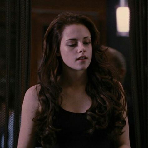 Bella Swan Aesthetic, Kristen Stewart Hair, Kristen Stewart Twilight, Bella Swan Twilight, Bella Cullen, Twilight Cast, Kristin Stewart, Twilight Breaking Dawn, Twilight Film