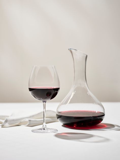 Tips for choosing the right glasses for your drinks - IKEA Edinburgh Flat, Glassware Design, Flute Glasses, Wine Carafe, Different Wines, Champagne Glasses, Sparkling Wine, Victoria And Albert Museum, Glass Table