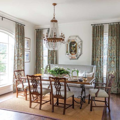 Every Room in This Southern Home Tells a Story - Cottage Journal Southern Dining Room, Cottage Style Dining Room, Dining Room Decor Traditional, Couch Bench, Antique Living Room, Sofa Layout, Cottage Journal, Neutral Dining Room, Cottage Dining Rooms