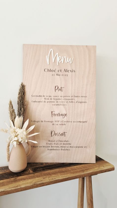 Personnalisez votre menu de mariage grandeur nature !
Utilisez un grand panneau en bois de 80x50cm. "Menu" est collé avec du plexiglas sur le bois et le menu en lui-même est gravé dans le bois.
Une superbe réalisation pour les mariages bohèmes.

#menupersonnalisé #menusurmesure #panneaumenu #decorationmenu #menumariage #presentationmenumariage #mariageboheme Wedding Menu, Traditional Wedding, Wedding Signs