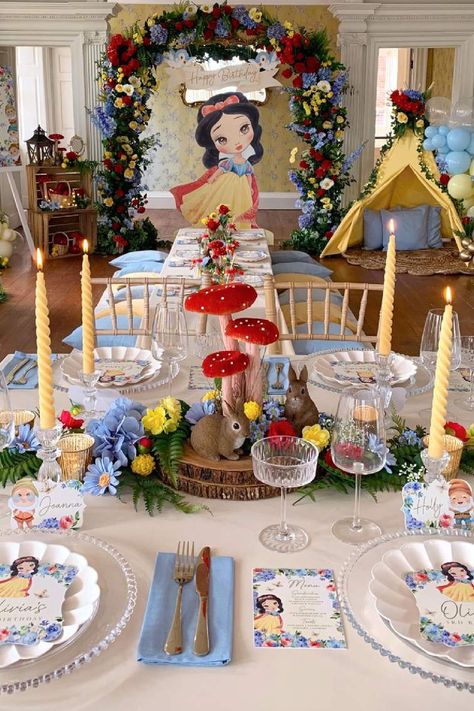 Snow White Centerpiece, Snow White Birthday Party Ideas, White Birthday Party Ideas, Baby Snow White, White Birthday Party, White Party Decorations, Snow White Birthday Party, Princess Theme Birthday, Princess Theme Birthday Party