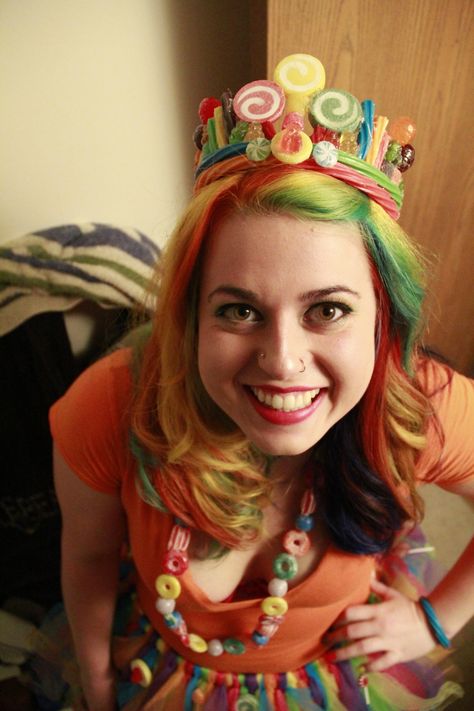 My rainbow hair & candy queen Halloween costume. Candyland Costume, Candy Crown, Candy Princess, Candy Queen, Queen Halloween Costumes, Candy Costumes, Candy Halloween, Burlesque Costumes, Diy Kostüm