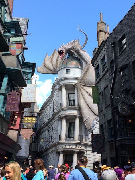 Universal Studios Diagon Alley, Universal Studios Singapore Photography, Universal Studios Wizarding World, Universal Studio Harry Potter, Diagon Alley Universal Studios, Universal Studios Orlando Harry Potter Pictures, Harry Potter Dragon, Universal Studios Outfit, Harry Potte