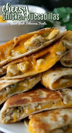 Cheesy Chicken Quesadillas are a delicious quesadilla recipe loaded with deliciously seasoned chicken, two types of cheese and then fried to perfection. Quesadilla Recipes Easy, Chicken Quesadilla Recipe, Cheese Quesadilla, Quesadilla Recipes, Chicken Quesadillas, Cheesy Chicken, Delicious Treats, Idee Pasto Sano, Quesadillas