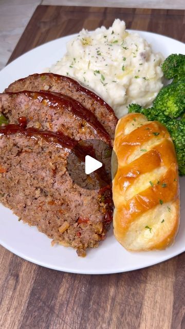 263K views · 34K likes | Desha Jordan on Instagram: "Delicious Meatloaf Dinner!! #dinnerideas #reels #reelsinstagram #reelitfeelit #food #foodie #foodphotography #foodporn #goodeats #tasty #toptags #mealsbydesha #foodiesofinstagram #explorepage #easyrecipes" Meatloaf Dinner Ideas, Traditional Meatloaf Recipes, Meatloaf Dinner, Delicious Meatloaf, Family Dinner Recipes, Meatloaf Recipes, Foodie Food, January 11, Hearty Meals