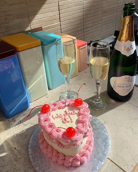 M-L on Instagram: “Moved to London in the middle of the night and @shawnpost75 started his new job this morning. Time for cake, we did it! 🥂🌸✨ #mlinlondon” Congrats On Quitting Your Job Cake, New Job Celebration Ideas, Job Promotion Cake, You Did It Cake, New Job Party, Uni Flat, Minimalist Cakes, Valentines Cake, Job Celebration