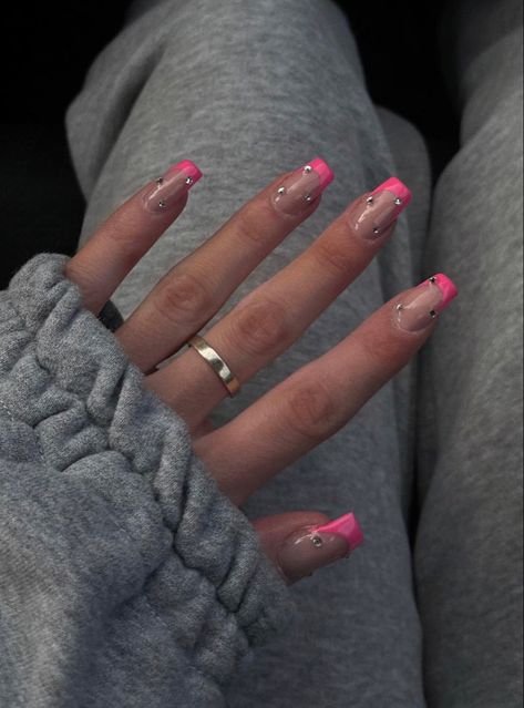 Easy Hot Pink Nail Ideas, Gems With French Tip, Short Nails French With Diamonds, Pink Nail Ideas With Rhinestones, Hot Pink French Tip Nails With Rhinestones, Pink French Tip With Jewels, Pink Tips With Gems, Fushia Nails French, Short French Tip Nails With Gems