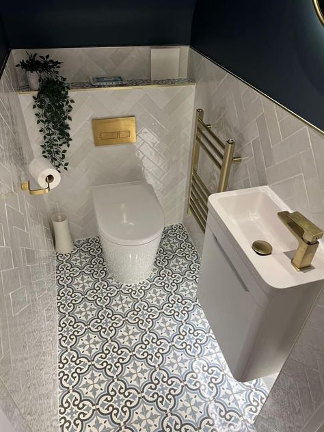 Tiny En Suite Shower Room, Tiny Ensuite Shower Room, Small En Suite Ideas, Tiny Ensuite Ideas, Tiny Ensuite, Cloakroom Bathroom, Toilet Ideas, Ensuite Shower Room, En Suite Shower Room