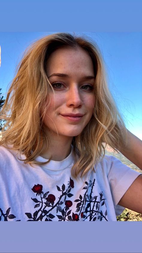 Elizabeth Lail Wallpaper, Saide Sink, Mafia Princess, Elizabeth Lail, Famous Girls, Woman Crush, Best Actress, Beck, Queen Elizabeth