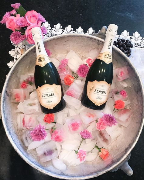 Party Ice Bucket, Bucket Centerpiece, Floral Ice Cubes, Flower Ice Cubes, Beach Barbie, Fancy Ice, Champagne Ice Bucket, Floral Ice, Ice Bowl