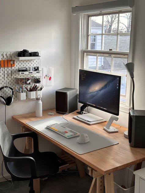 Maker Stations® on X: "📷: gui_btt https://t.co/5XPFJga3Xm" / X Small Desk Setup, Workspace Photography, Desks Minimalist, Desk Feng Shui, White Desk Setup, Minimal Desk Setup, Minimal Workspace, Minimal Setup, Setup Inspiration