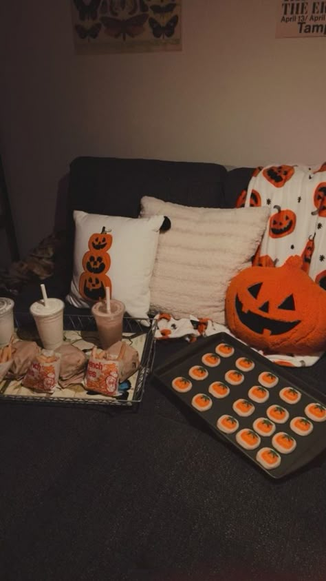 #halloween #fall #girlsnight #college #autumn #spookyseason #gilmoregirls #movienight #aesthetic #falldecor Cute Fall Girls Night, Fall Girls Night Aesthetic, Autumn College Aesthetic, Fall Movie Night Aesthetic, Autumn Movie Night, Fall Sleepover Ideas, Fall Hangout, Spooky Sleepover, Autumn Movie