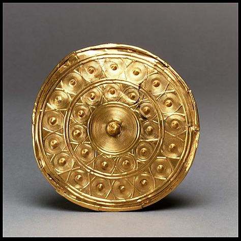 Late Bronze Age Gold Disk From A Reel  --  Circa 800 BCE  --  Excavated in Ireland  --  Metropolitan Museum of Art Gold Artifacts, Celtic Ireland, Ancient Ireland, Ancient Jewels, Ancient Celts, Ancient Jewellery, Irish Culture, Richard Iii, Handmade Gold Jewellery