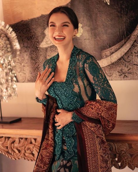 Indonesia Traditional Clothes, Baju Kurung Moden Style, Raline Shah, Indonesia Traditional, Sanggul Modern, Dress Pic, Kebaya Modern Dress, Batik Skirt, Batik Kebaya