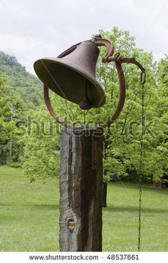 bell landscape - Google Search Dinner Bell Post, Cast Iron Bell, Antique Bell, Dinner Bell, Yard Design, Landscaping Tips, Vintage Bell, Gongs, Metal Projects