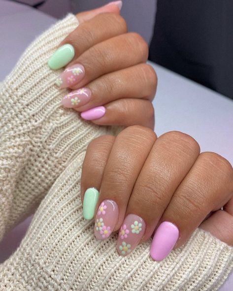 Easter Nails Design Spring, Rounded Acrylic Nails, April Nails, Easter Nail, 2023 Pink, Easter Nail Designs, Squoval Nails, Easter Nail Art, Nails Gold