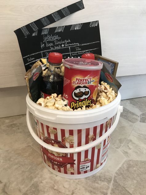 Cinema Gift, Husband Birthday Surprise, Bucket Gifts, Bad Gifts, Creative Birthday Gifts, Diy Gift Set, Bf Gifts, Movie Cinema, Cute Birthday Gift