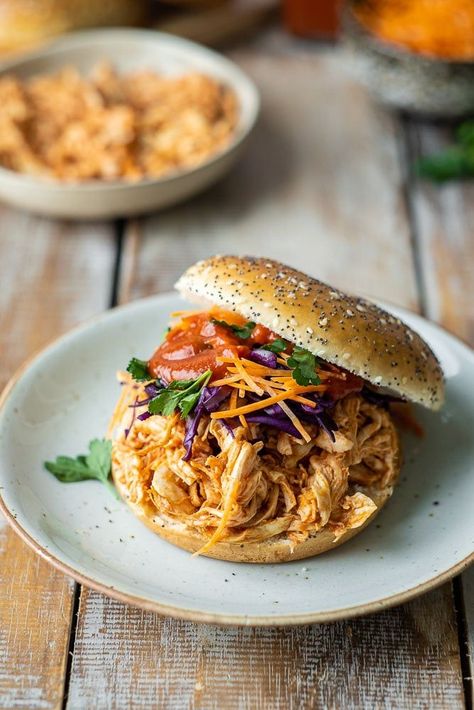 De allerlekkerste zelfgemaakte bbq pulled chicken, snel recept waarbij de kippendij filets in de bouillon zacht gegaard worden, daarna opbakken met zelfgemaakte BBQ saus! bbq pulled chicken, barbecue pulled chicken, pulled chicken recept, barbecue recept, pulled chicken uit de oven, broodje pulled chicken Barbecue Pulled Chicken, Bbq Pulled Chicken, Chicken Barbecue, Pulled Pork Burger, Food Bbq, Bbq Burgers, Pulled Chicken, Burgers Sandwiches, Delicious Burgers