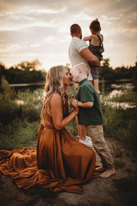 Red Family Outfits For Pictures, Fall Family Field Photos, Western Boho Family Photos, Family River Photoshoot, Mother Son Fall Photoshoot, Moody Fall Family Photos, Country Family Photoshoot, Western Fall Family Pictures, Family Country Photoshoot