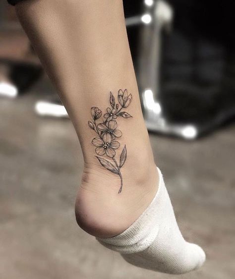 Les 50 plus beaux tatouages à la cheville Carnation And Hawthorn Tattoo, Sanskrit Tattoo, Ankle Tattoo Designs, Sailor Jerry Tattoos, Ankle Tattoos For Women, Anklet Tattoos, Foot Tattoos For Women, Tattoos For Women Flowers, Muster Tattoos