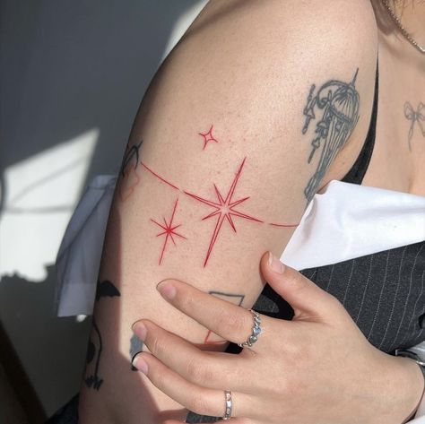 Flowy Tattoo Design, Tattoo Thoughts, Tattoos Inspo, Muster Tattoos, 4 Tattoo, Star Tattoo, Red Ink Tattoos, Spooky Tattoos, Red Tattoos