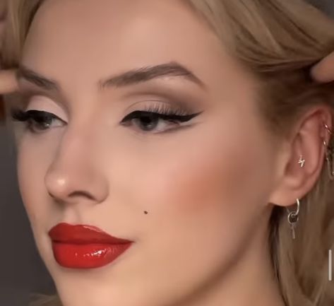 Wedding Makeup Cateye, Red Lip Hollywood Glam, 1950s Makeup Hooded Eyes, Hollywood Style Makeup, Wedding Makeup For Brown Eyes Red Lips, 50s Makeup Aesthetic, 40s Style Makeup, Old Hollywood Eyeliner, Film Noir Aesthetic Outfit