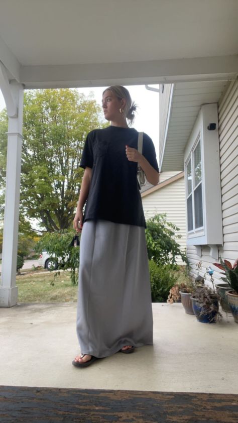 long silk skirt + black baggy tshirt Black Baggy Tshirt, Baggy Tshirt, Long Skirt Outfit, Long Silk Skirt, Long Skirt Outfits, Silk Skirt, Skirt Outfit, Skirt Black, Outfit Idea