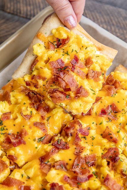 Pizza Eggs, Scrambled Eggs Bacon, Cracked Out, Breakfast Pizza Recipe, Weekday Breakfast, Breakfast Pizza, Breakfast Recipes Casserole, Easy Appetizer Recipes, Idee Pasto Sano