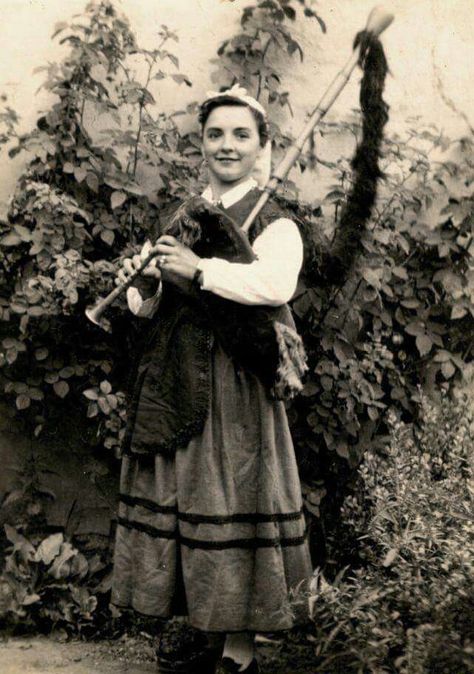 The first female asturian player Scottish Pipe Band, Scottish Bagpipes, Folk Clothing, Old Photography, Celtic Patterns, Bagpipes, Folk Costume, Kilt, Vintage Photography