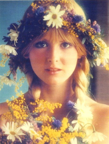 my mom 60s Hippie, 70s Photos, 70s Aesthetic, Hair Wreaths, Mermaid Aesthetic, Age Of Aquarius, Summer Wines, California Dreamin', 60s Fashion