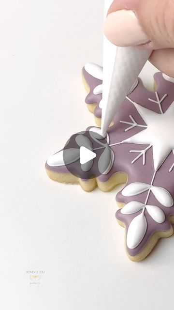 Olaf Cookies Royal Icing, Sugar Cookie Christmas Decorating Ideas, Decorating Snowflake Cookies, Snowflake Cookies Decorated Royal Icing, Royal Icing Cookies Tutorial, Snowflake Decorated Sugar Cookies, Heart Shaped Christmas Cookies, Decorated Xmas Cookies, Wet On Wet Snowflake Cookies