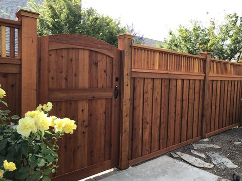 Wooden Fence Entrance Ideas, Wood Fence Front Of House, Luxury Privacy Fence, Wooden Fences And Gates Front Yards, Wooden Fence Ideas Front Yards, Privacy Fence Ideas With Gate, Custom Privacy Fence, Backyard Fence With Gate, Private Front Courtyard Ideas Entryway