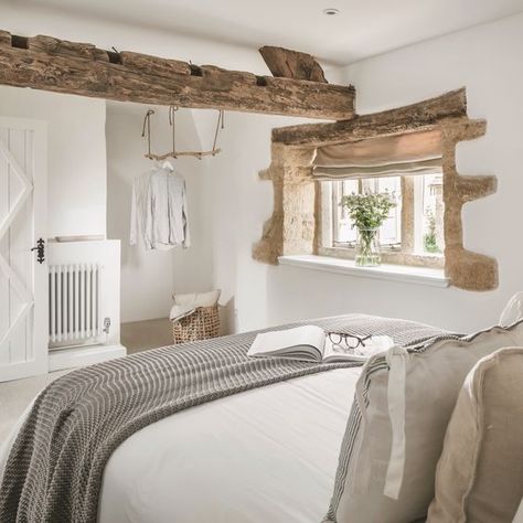 English Cottage Bedroom Inspiration & Ideas - Pine and Prospect Home English Cottage Bedroom, Country Cottage Bedroom, Cottage House Interior, Barn Bedrooms, Cotswold Cottage, Country Cottage Interiors, Cotswolds Cottage, Cottage Living Rooms, Cottage Interior