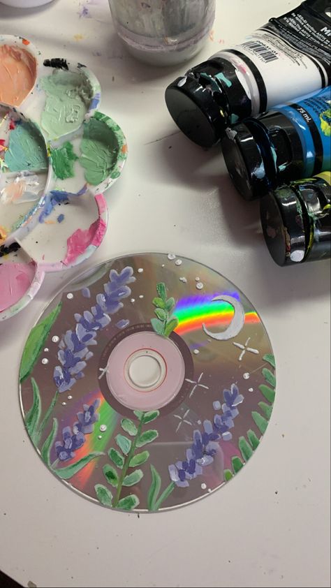 Dvd Ideas Diy, Painted Dvds Aesthetic, Paint Cd Ideas, Dvd Painting Ideas, Decorated Cds, Painting On Cds, Cds Painting, Dvd Diy, Cd Custom