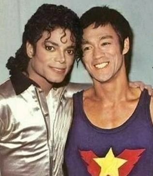 Michael Jackson and Bruce Lee, 1970.. Bruce Lee Chuck Norris, Bruce Lee Family, Bruce Lee Pictures, Bruce Lee Art, Bruce Lee Martial Arts, Bruce Lee Quotes, Bruce Lee Photos, Photo Star, Brandon Lee