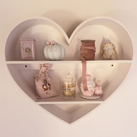 Heart Shelf Decor, Heart Shaped Shelf, Cute Wall Shelves, Cute Shelves Bedroom, Cute Shelf Ideas, Heart Shelves, Cute Shelves, Heart Shelf, Cardboard Display Stand