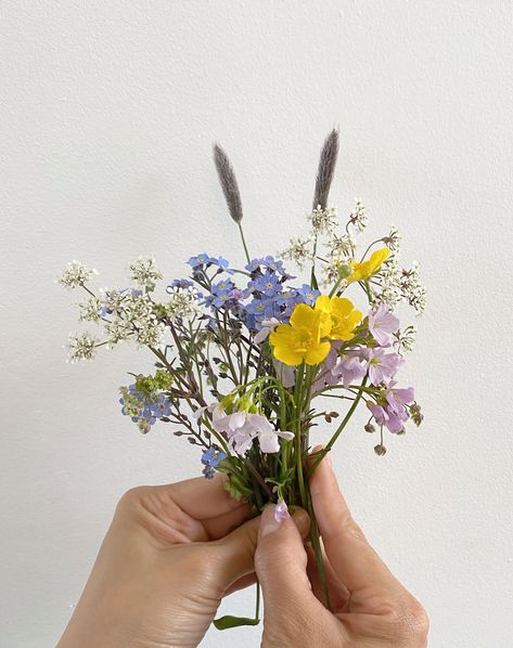 Meadow Flower Bouquet, Wild Flower Crown, Forget Me Not Bouquet, Small Wildflower Bouquet, English Flowers, Flower Makeup, Meadow Flowers, Wildflower Bouquet, Flowers For You