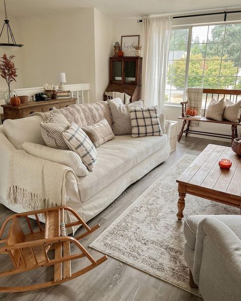 Cottage Feel Living Room, Vintage Cottage Decor Living Room, Vintage Country Living Room, Small Vintage Living Room, Grandmacore House Living Room, Vintage Lounge Room, Couch Against Window, Homestead Living Room, Old Farmhouse Living Room