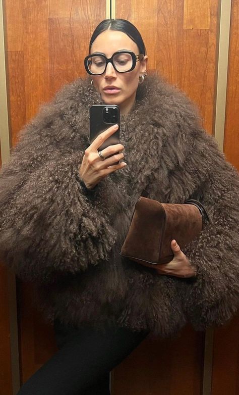 Fur Scarf Outfit, Old Money Winter, Grey Sweater Outfit, Fur Trench Coat, Ny Outfits, Scarf Outfit, Coat Outfit, Capsule Outfits, Winter Fits